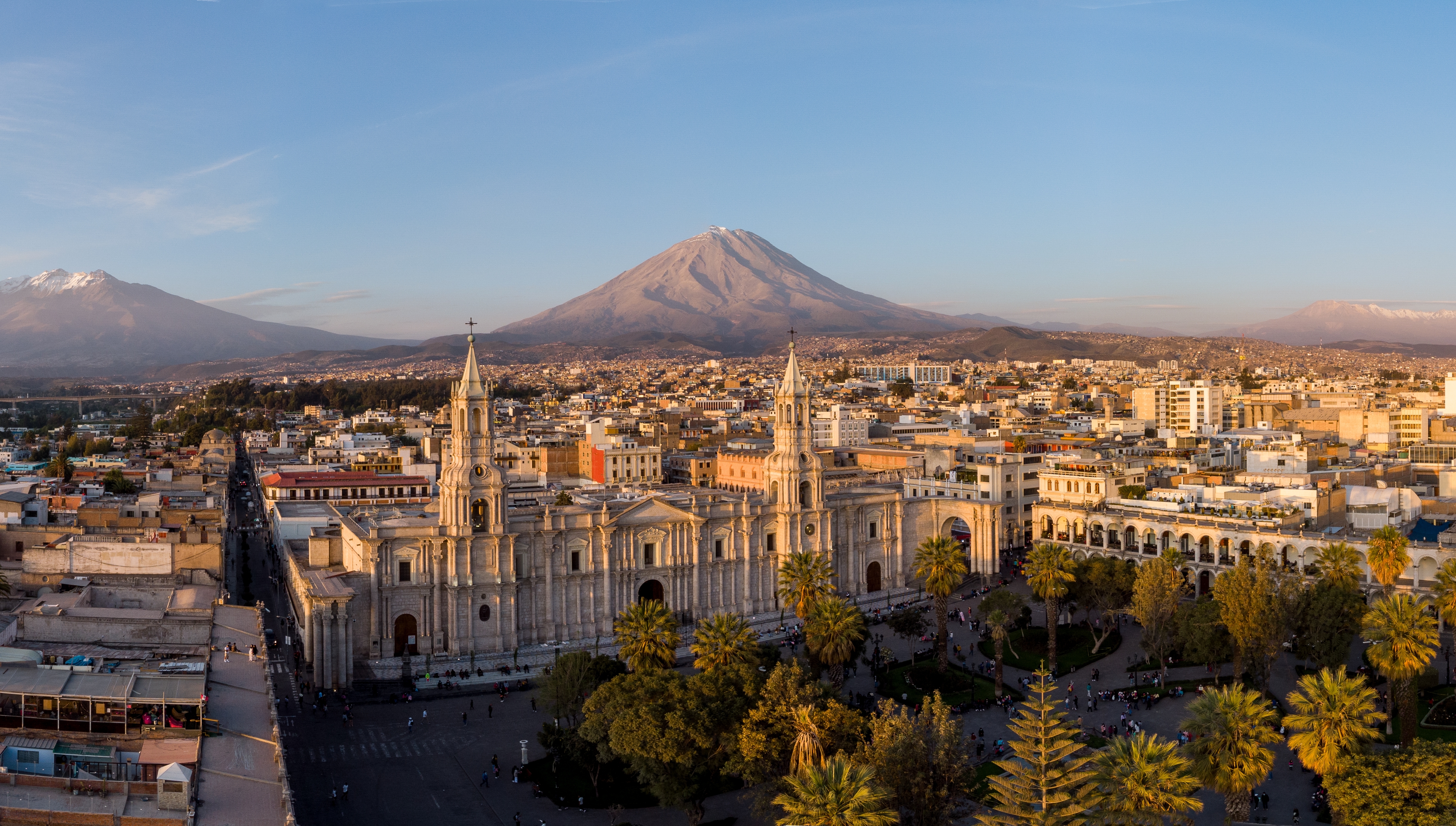 Panoramabillede af byen Arequipa i Peru med vulkan i baggrunden.
