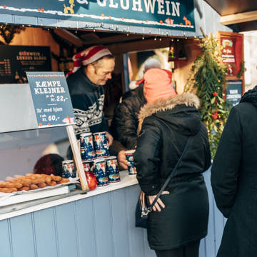 Bod med klejner og glühwein på julemarked på Ærø.
