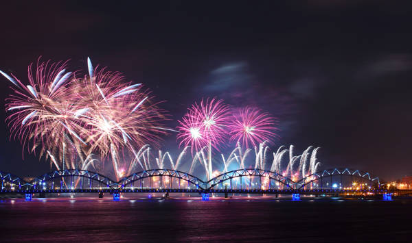 Fyrværkeri over floden i Riga i Letland.
