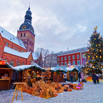 Julemarkedet med boder på det gamle torv i Riga i Letland.