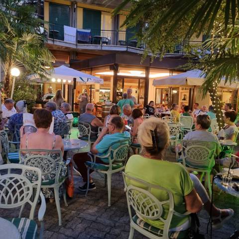 Aftenhygge ved Gardasøen i Italien.
