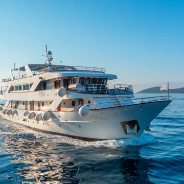 Yachten MS Captain Bota ud for Kroatiens kyst.