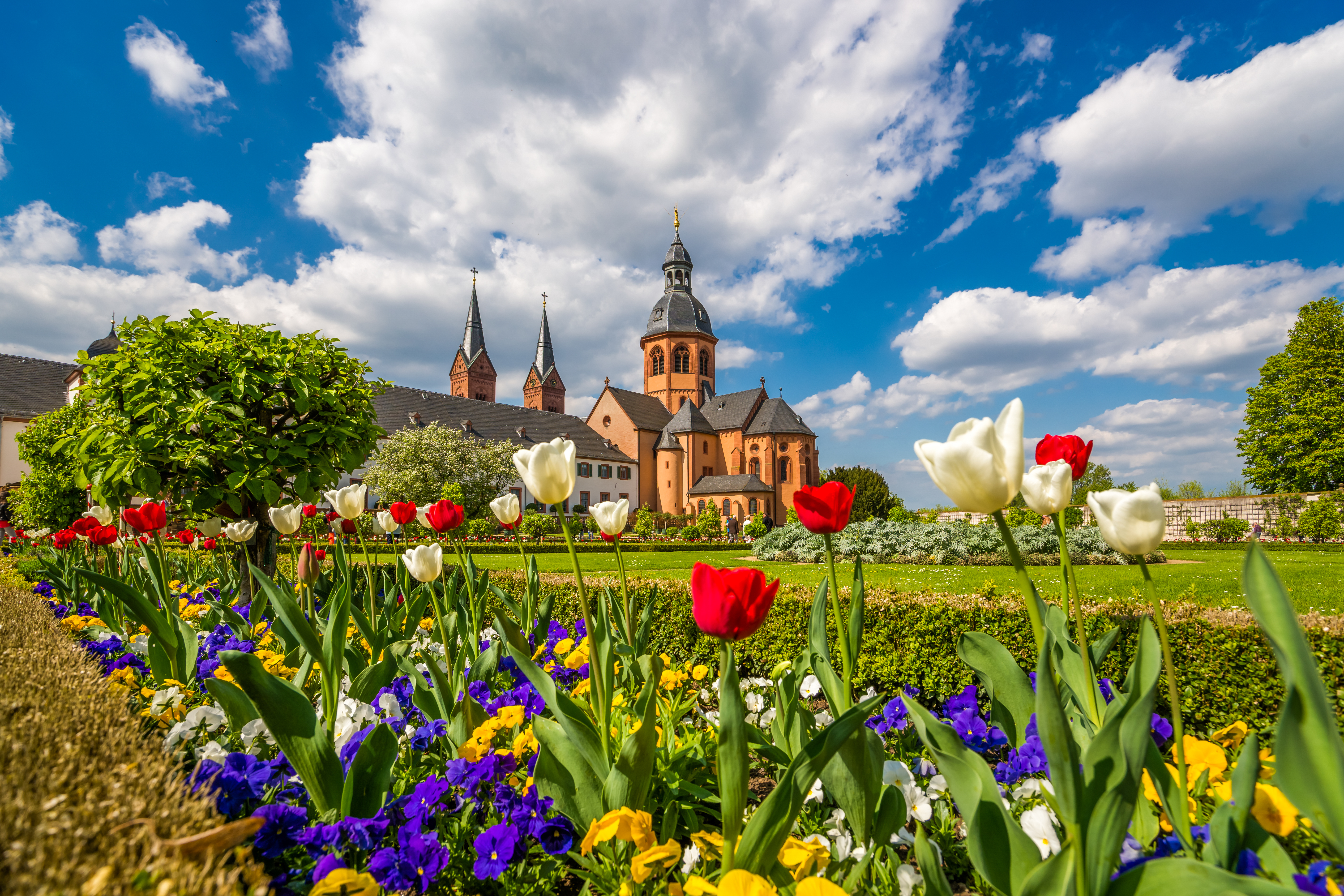 Klosteret i Seligenstadt i Tyskland set fra klosterhaven.