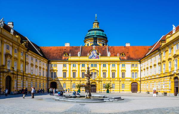 Gårdspladsen ved Stift Melk i Wachau i Østrig.
