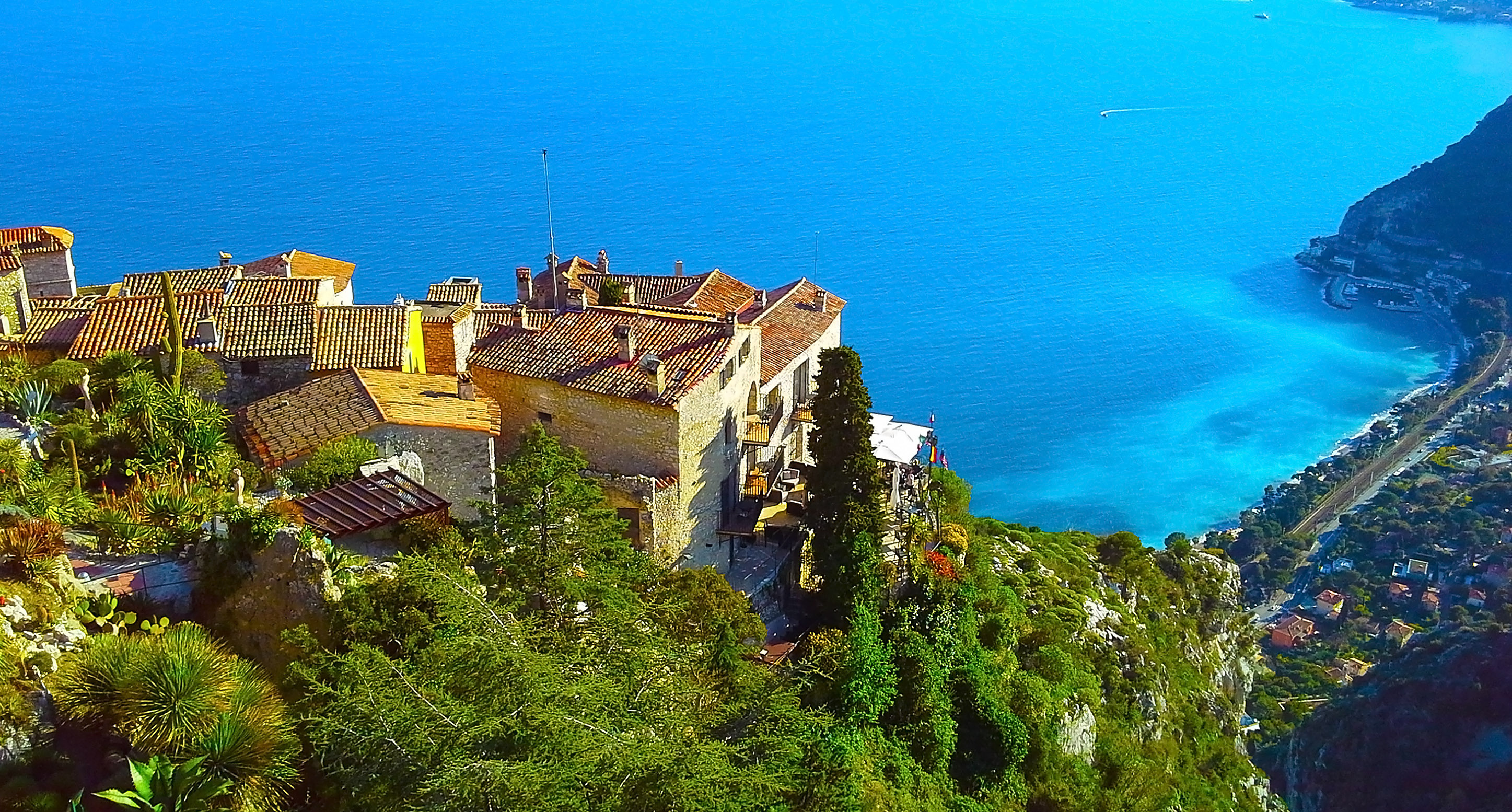 Luftfoto af den smukt beliggende by Èze i ved Cote d'Azur i Provence i Frankrig.