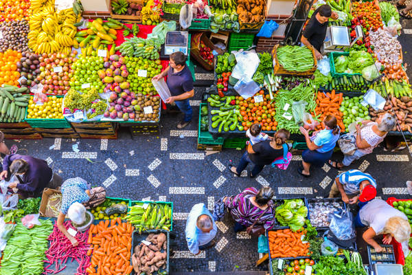 Boder med frugt og grønt i Funchals berømte marked Mercado dos Lavradores på Madeira.