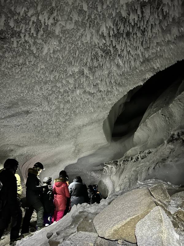Isgrotte på Svalbard i Norge.