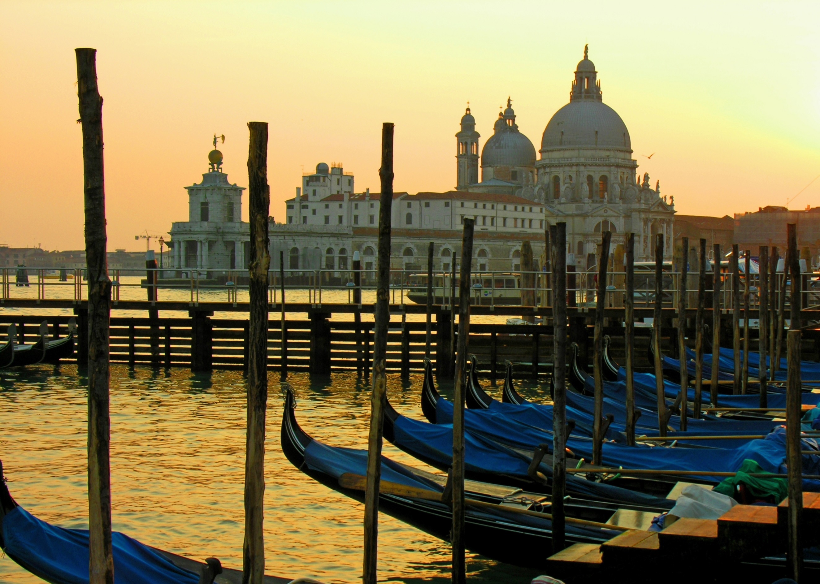 Aftenlys og gondoler i vandet i Venedig.