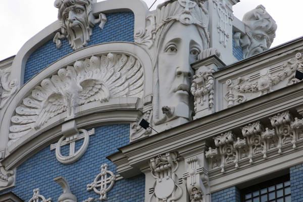 Nærbillede af bygning med detalje i Jugendstil i Riga i Letland.