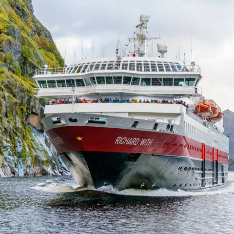 Hurtigrutens skib MS Richard With set forfra.