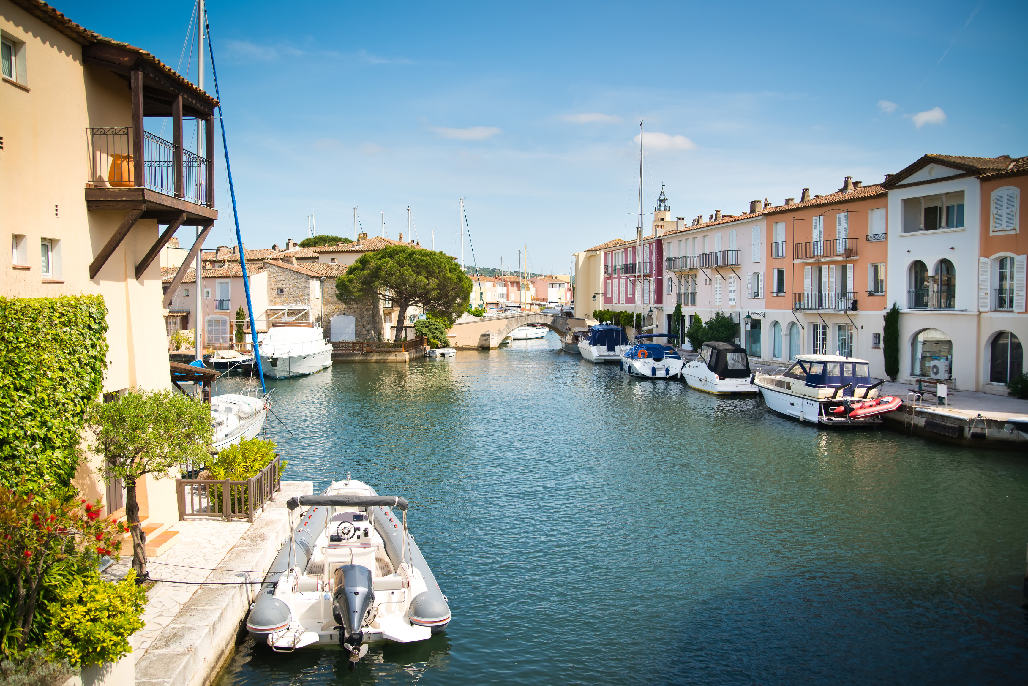 Både i kanalen ved Port Grimaud i Provence i Frankrig.