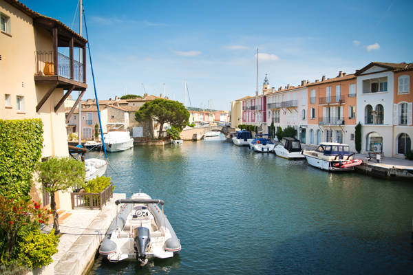 Både i kanalen ved Port Grimaud i Provence i Frankrig.