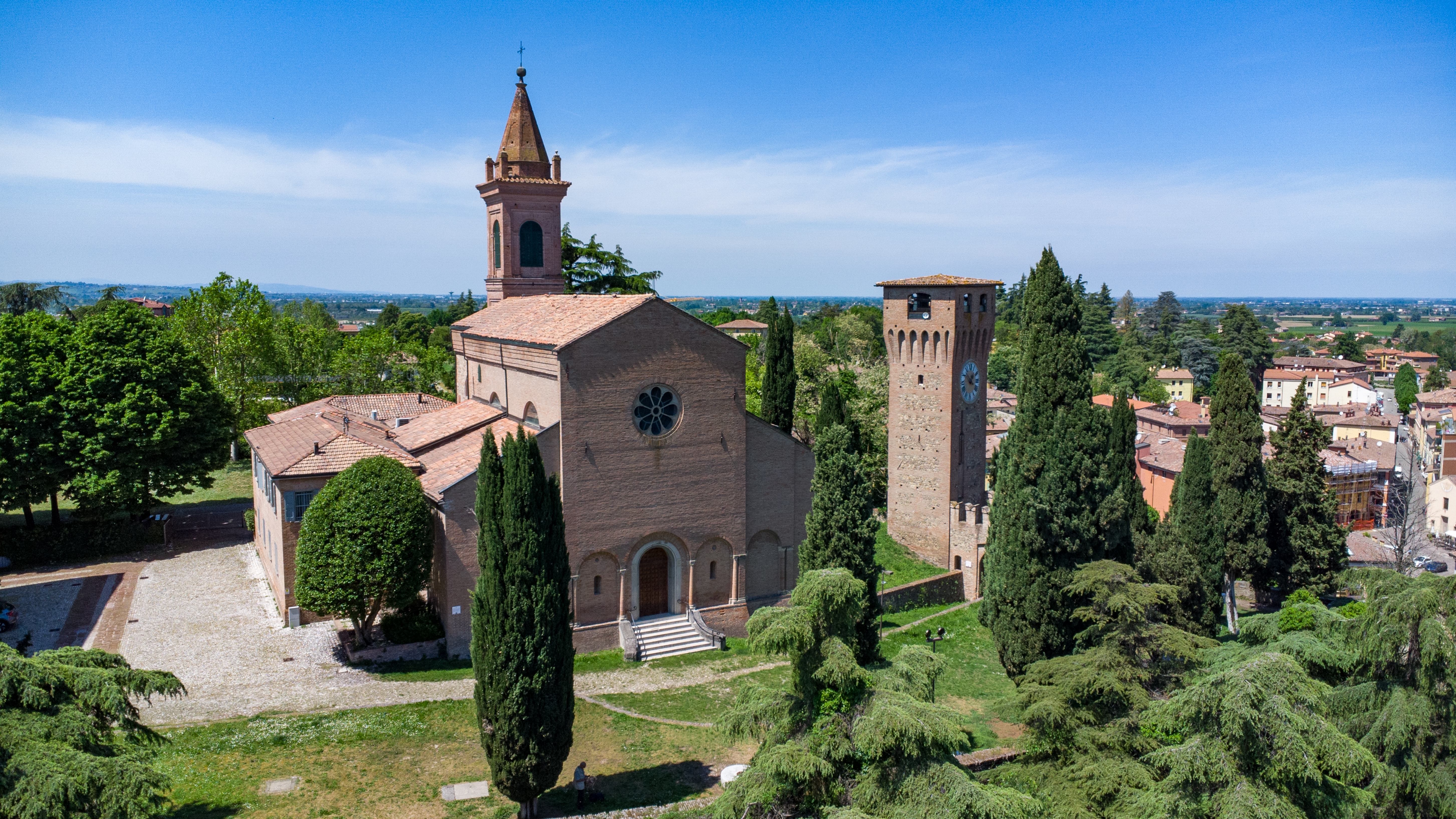 Luftfoto over kirken i byen Bazzano lidt uden for Bologna i Italien.