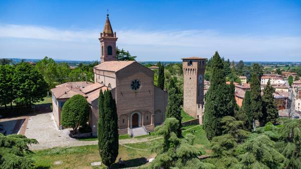 Luftfoto over kirken i byen Bazzano lidt uden for Bologna i Italien.