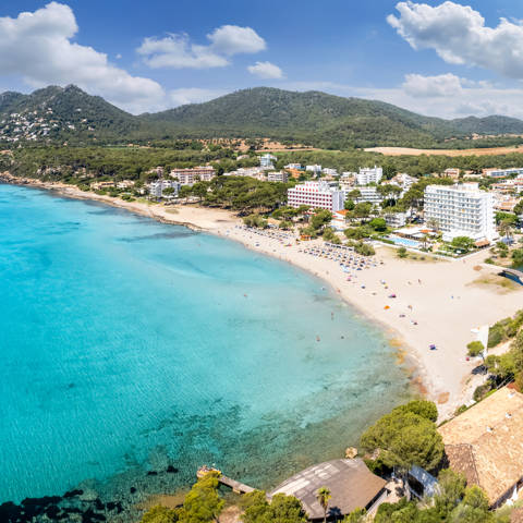 Stranden i bugten ved Canyamel på Mallorca i Spanien.