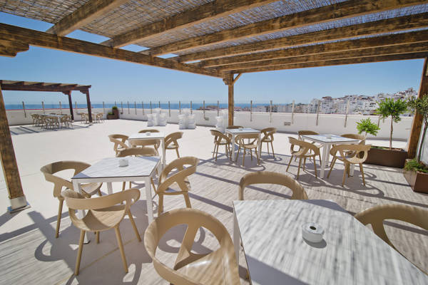 Terrassen på Hotel Bahia Almunecar.