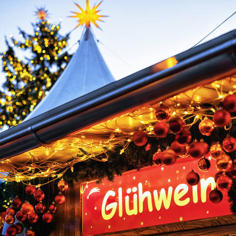 Skilt med skriften Glühwein på et julemarked i Tyskland.