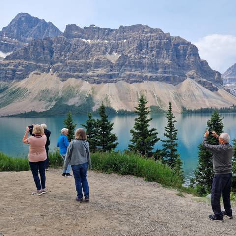 Rejsende gæster nyder udsigten over Emerald Lake i Canada.