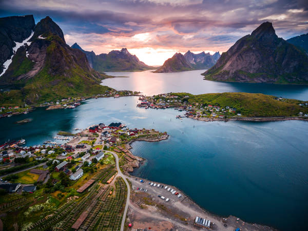 Udsigt over byen Reine på Lofoten i Norge.