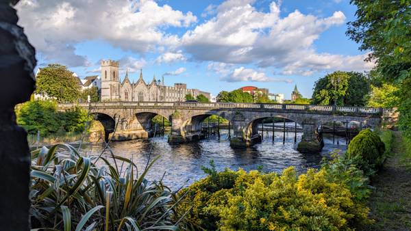 Broen Salmon Weir Bridge i Galway i Irland.