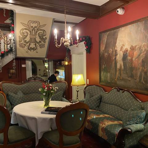 Receptionen med julepynt på Hotel Dagmar i Ribe.