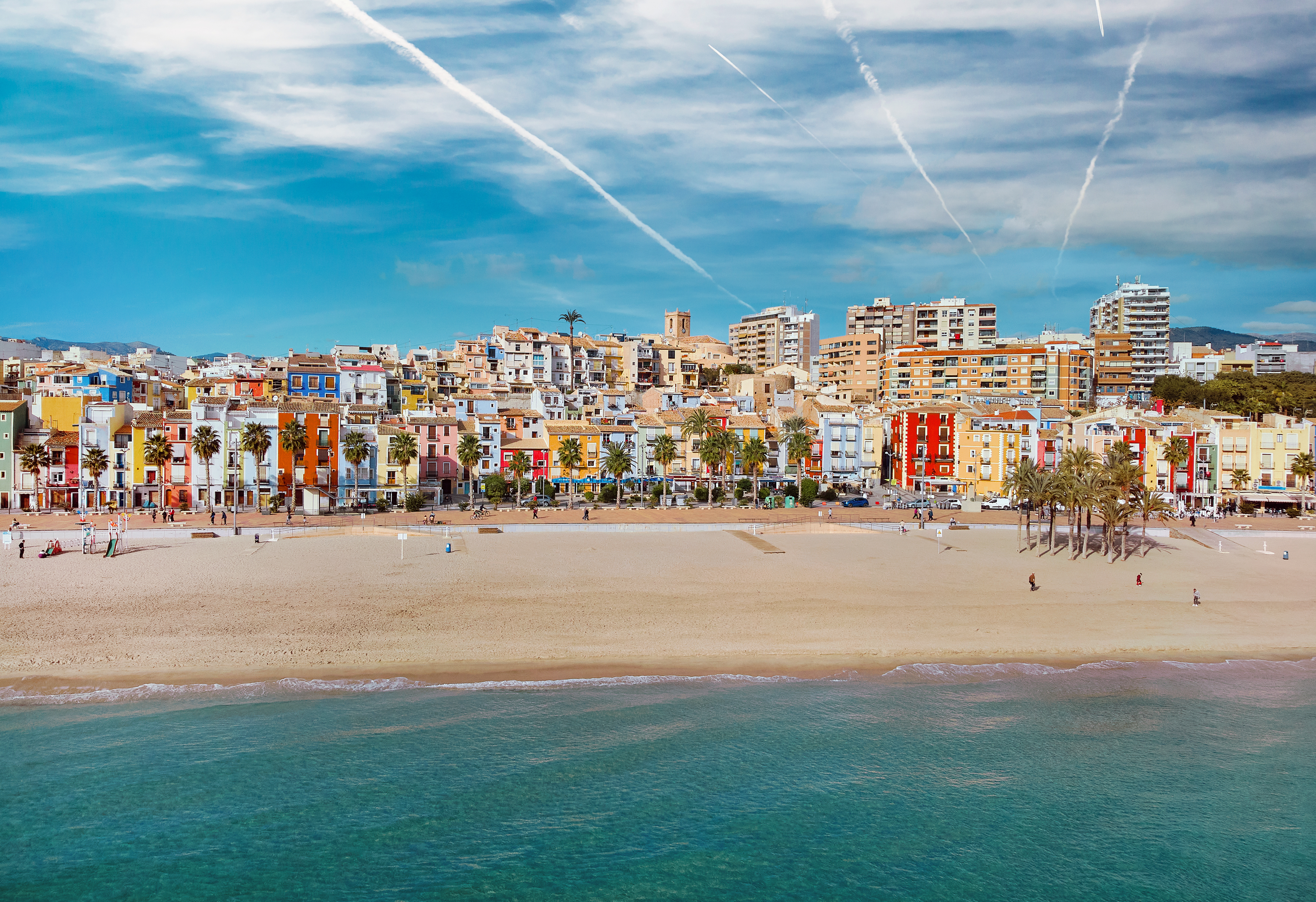 Dronefoto af stranden ved Villajoyosa i Costa Blanca i Spanien.