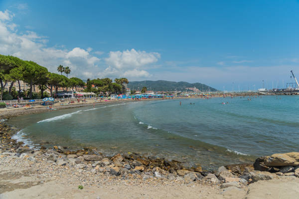 Stranden ved byen Diano Marina i Ligurien i Italien.