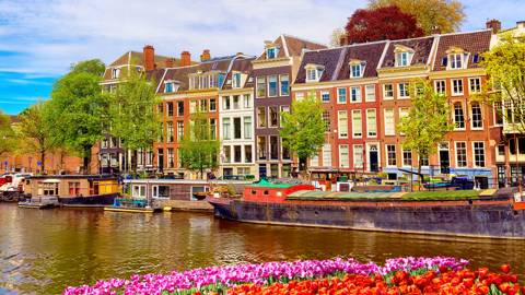 Kanaler og tulipaner er indbegrebet af Amsterdam.