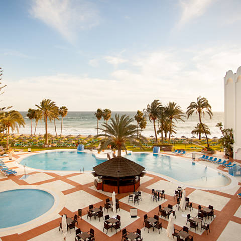 Udsigt til stranden og Middelhavet fra poolområdet på Ona Marinas Hotel i Nerja i Spanien.