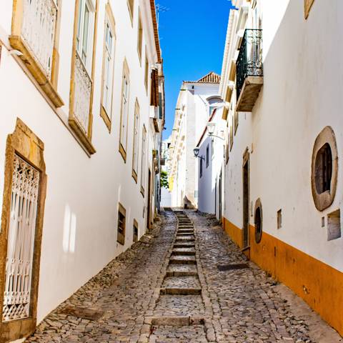 Portugal Tavira Smal brostensbelagt gade