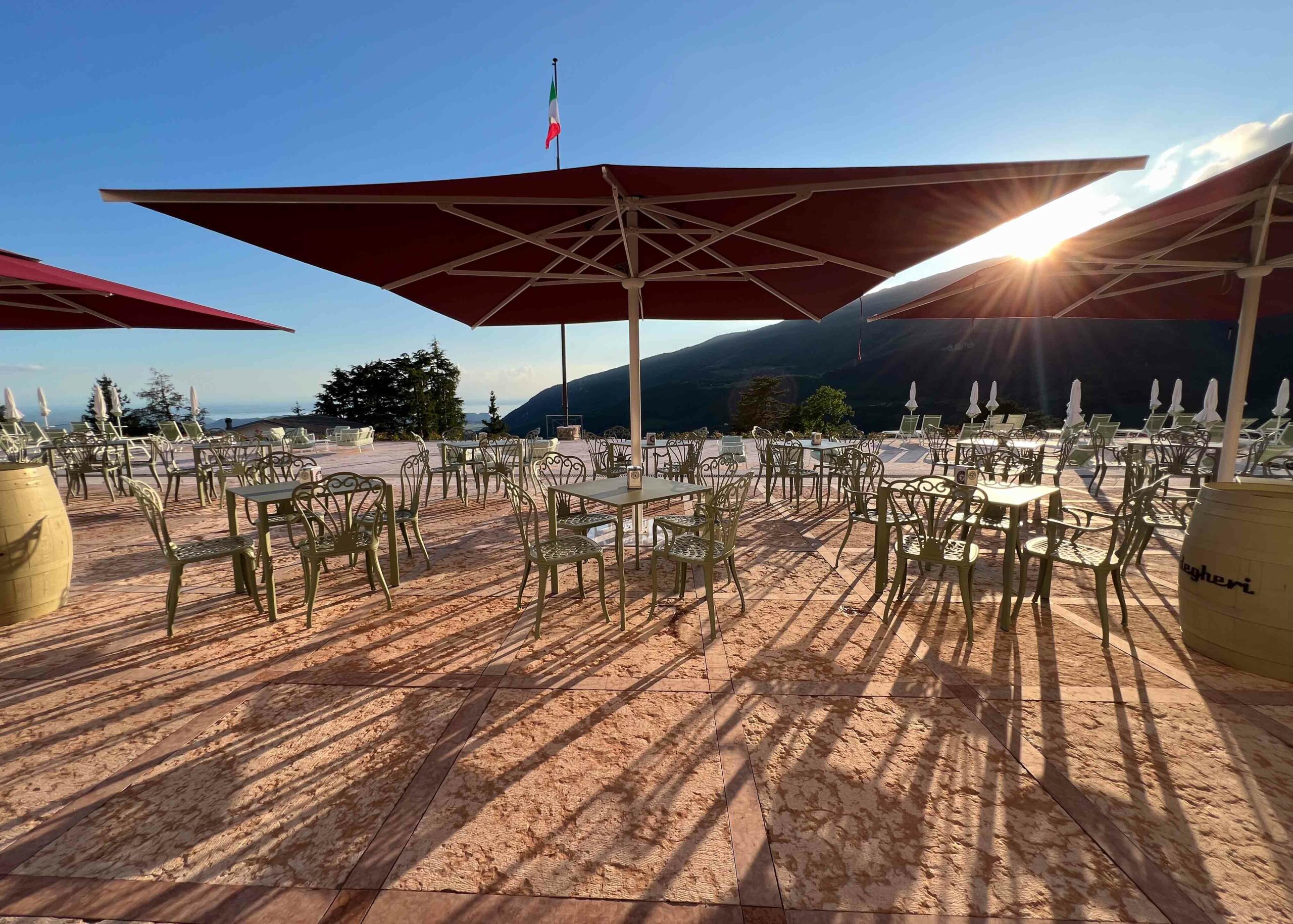 Nyd udsigten på den skønne terrasse på Parc Hotel San Pietro i Spiazzi i Italien.