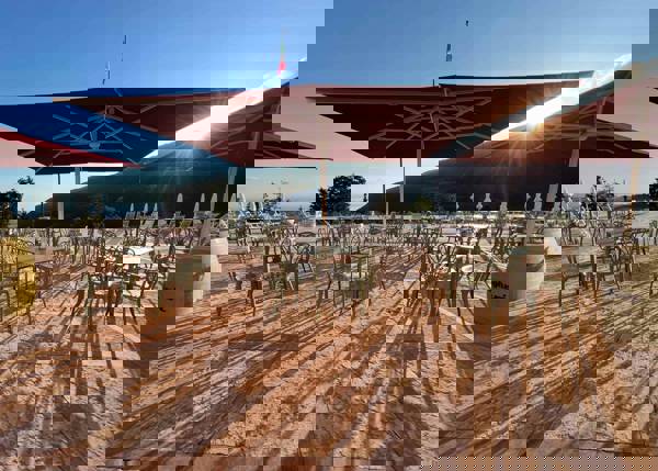 Nyd udsigten på den skønne terrasse på Parc Hotel San Pietro i Spiazzi i Italien.