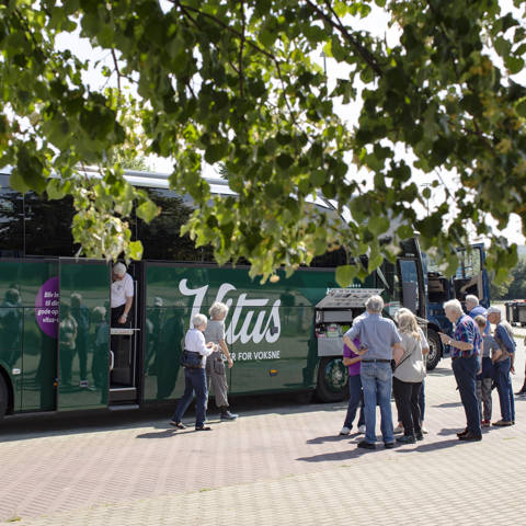 Pause ved en rasteplads på en busrejse i godt selskab med Vitus Rejser.
