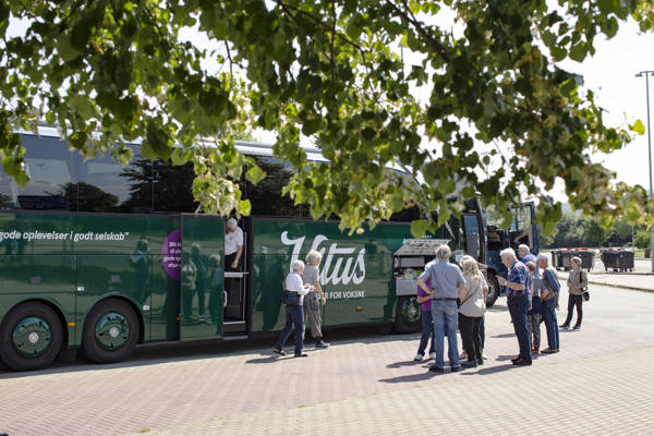 Pause ved en rasteplads på en busrejse i godt selskab med Vitus Rejser.