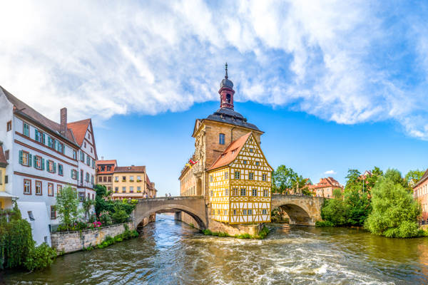Det gamle rådhus i Bamberg ved floden Regnitz i Tyskland.