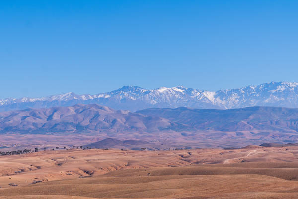 Agafay-ørkenen ved Marrakech i Marokko med udsigt til de majestætiske Atlasbjerge i baggrunden.