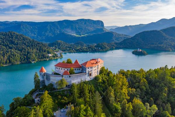 Panorama med borgen Bled i Slovenien