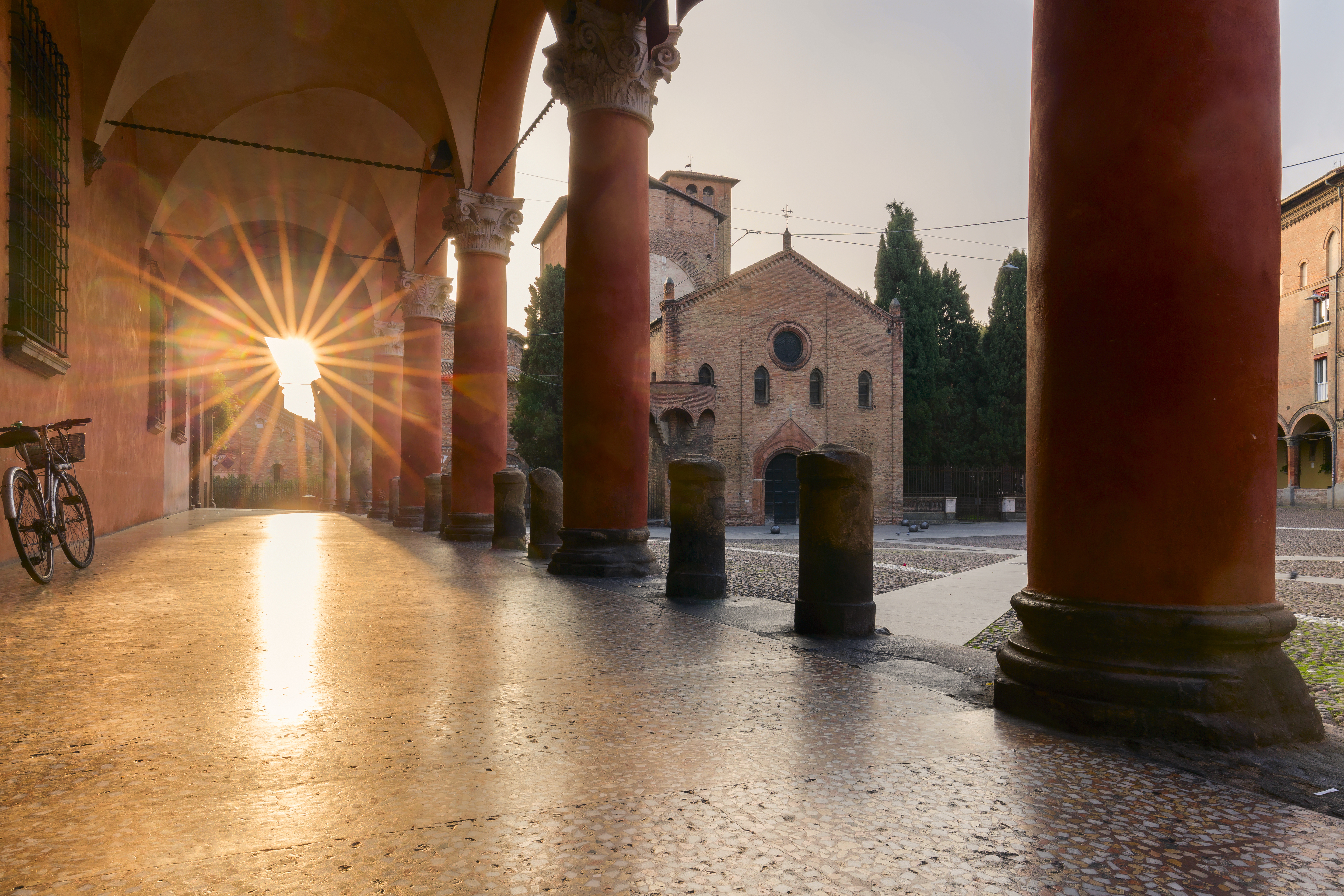 Basilikaen Santo Stefano i den gamle bydel i Bologna i Italien.