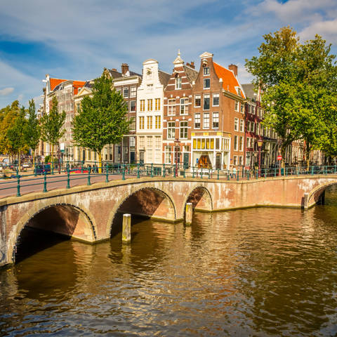 Broer over en af de mange kanaler i Amsterdam i Holland.