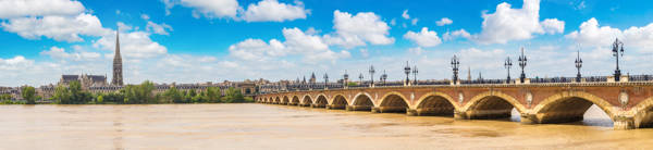 Bro over floden Garonne i Bordeaux.