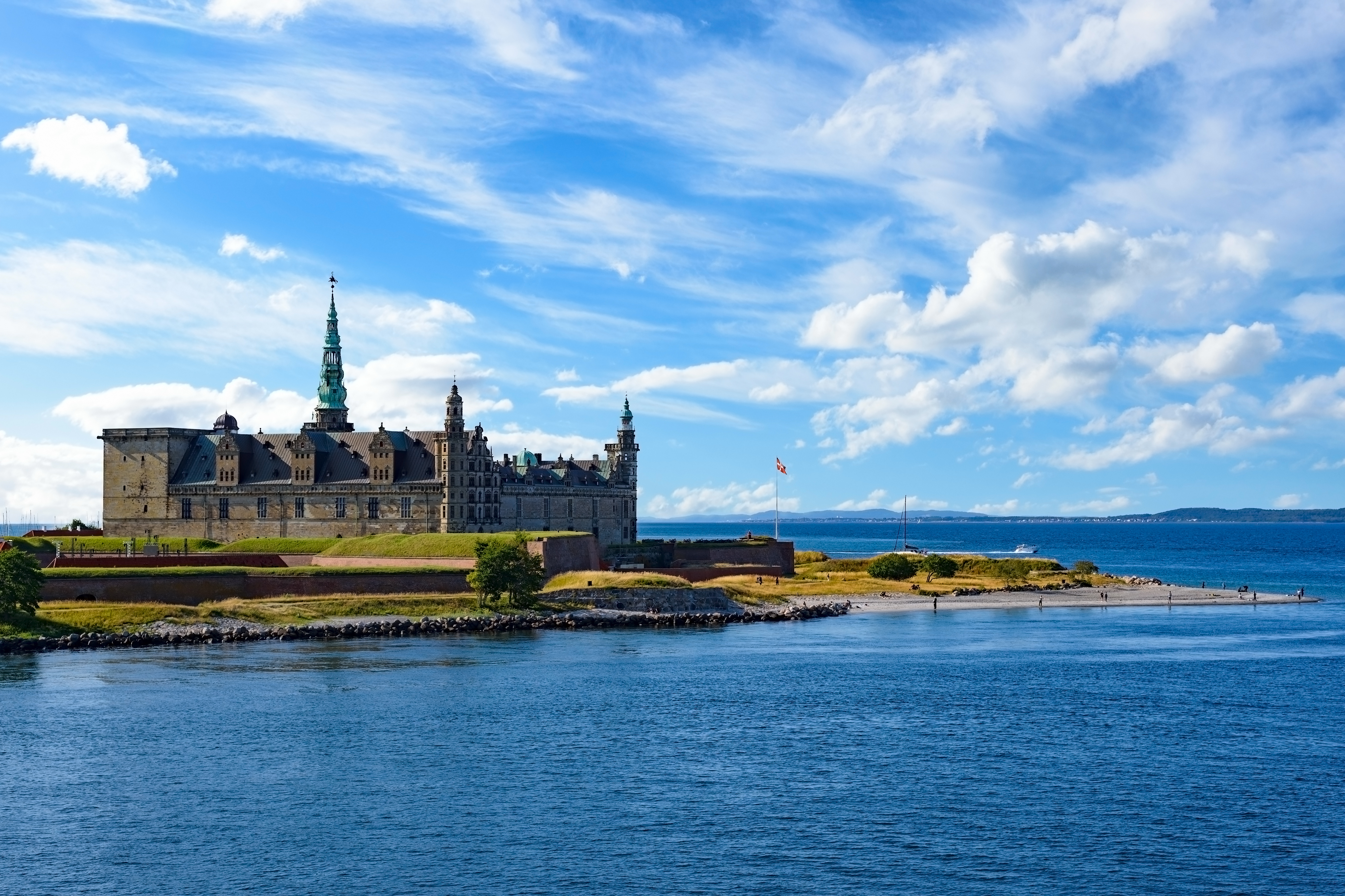 Kronborg Slot i Helsingør set fra Øresund.