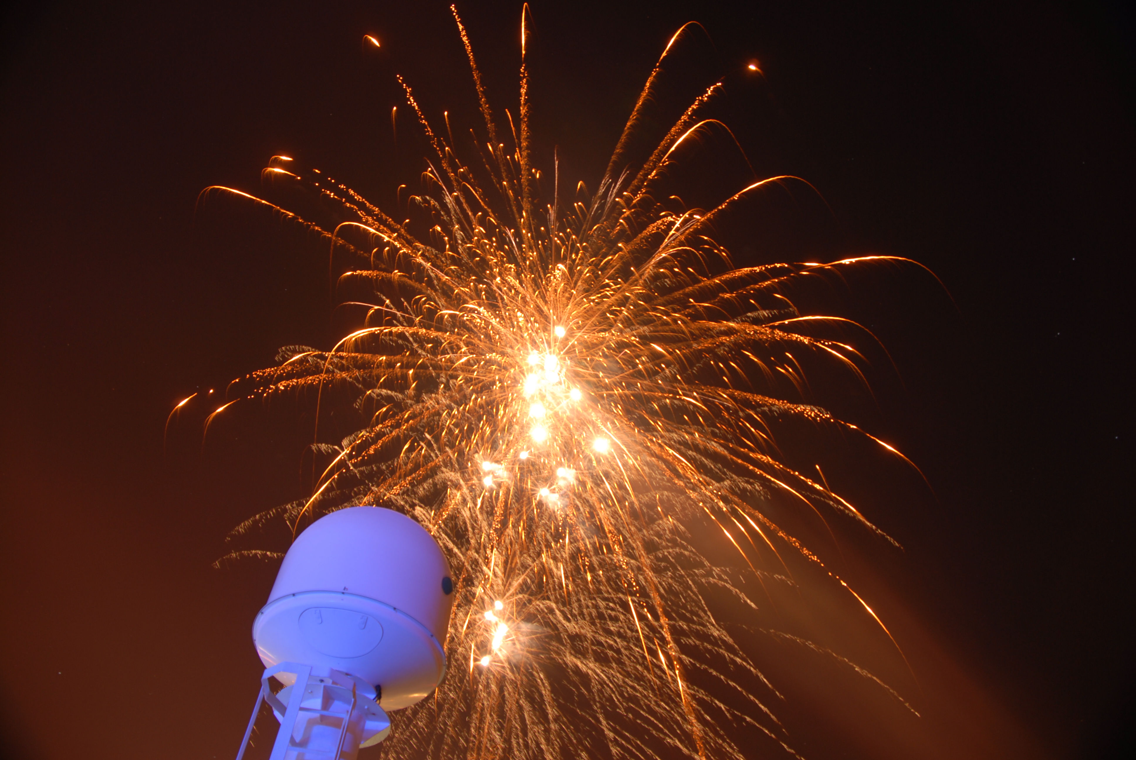 Nytårsfyrværkeri over et skib.