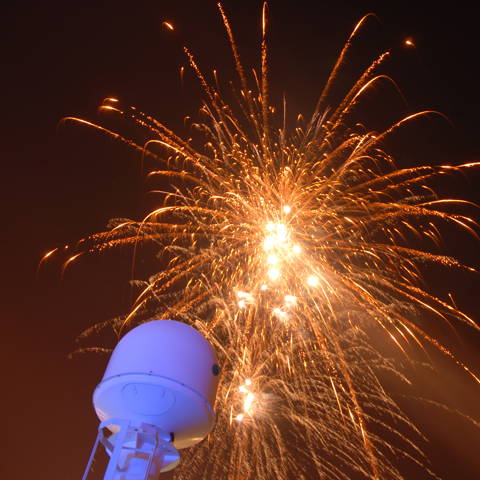 Nytårsfyrværkeri over et skib.