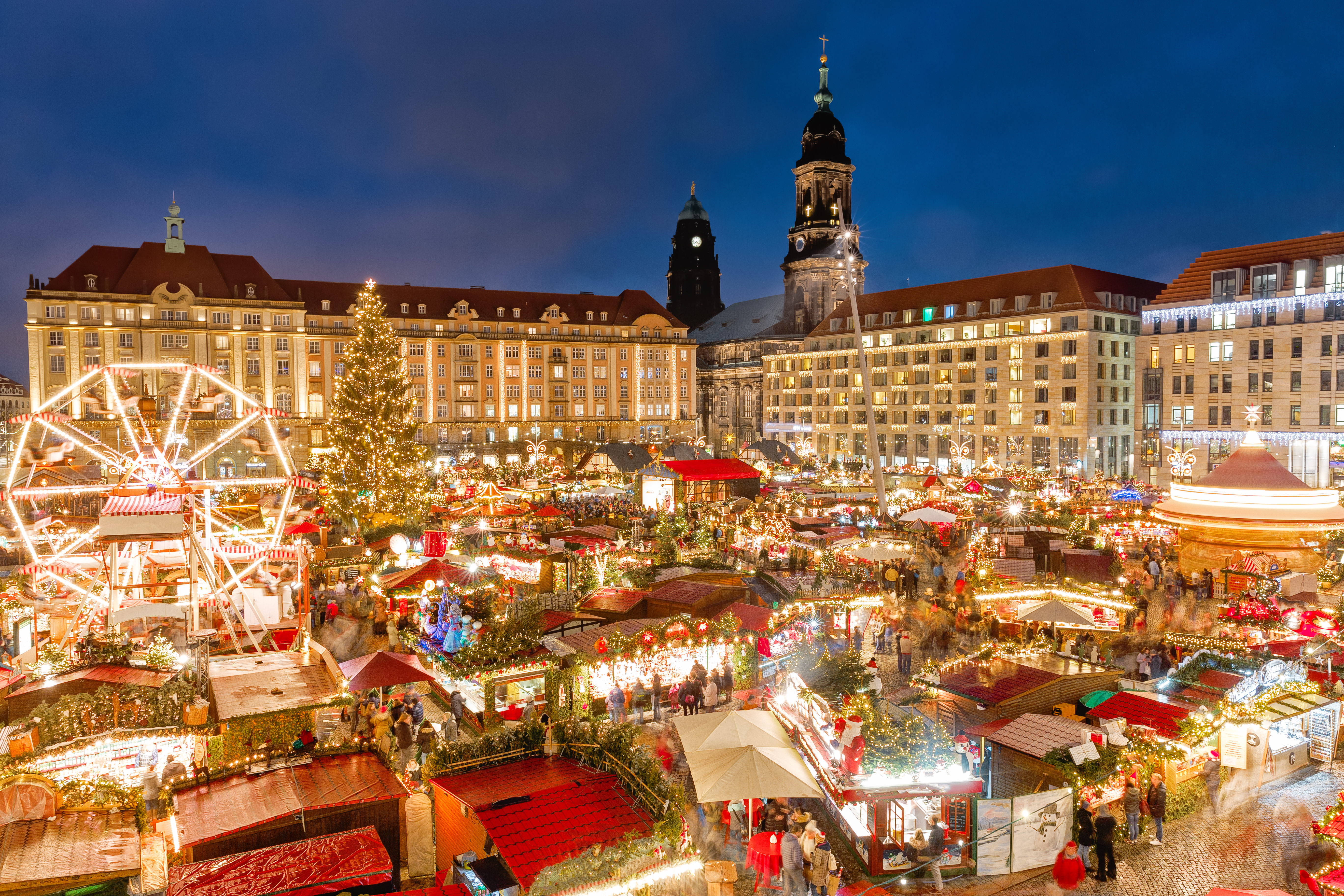 Panorama over det aftenbelyste julemarked Striezelmarkt i Dresden i Tyskland.