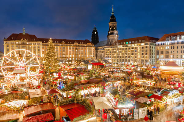 Panorama over det aftenbelyste julemarked Striezelmarkt i Dresden i Tyskland.