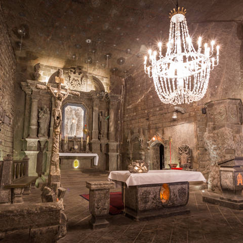 Imponerende kirke udhugget i undergrunden i Wieliczka-saltminerne ved Krakow i Polen.