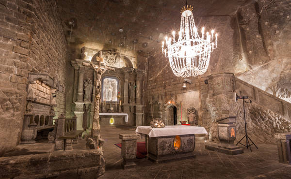 Imponerende kirke udhugget i undergrunden i Wieliczka-saltminerne ved Krakow i Polen.
