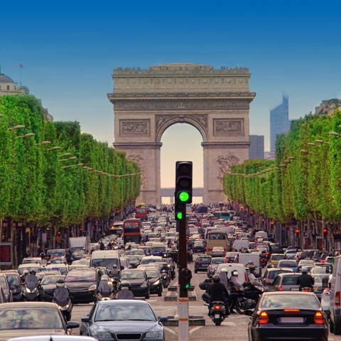 Avenue des Champs-Élysées i Paris med Triumfbuen.