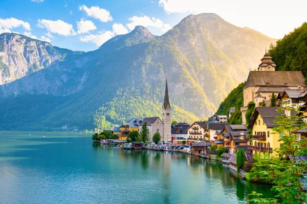Den lille bjergby Hallstadt ved søbredden.