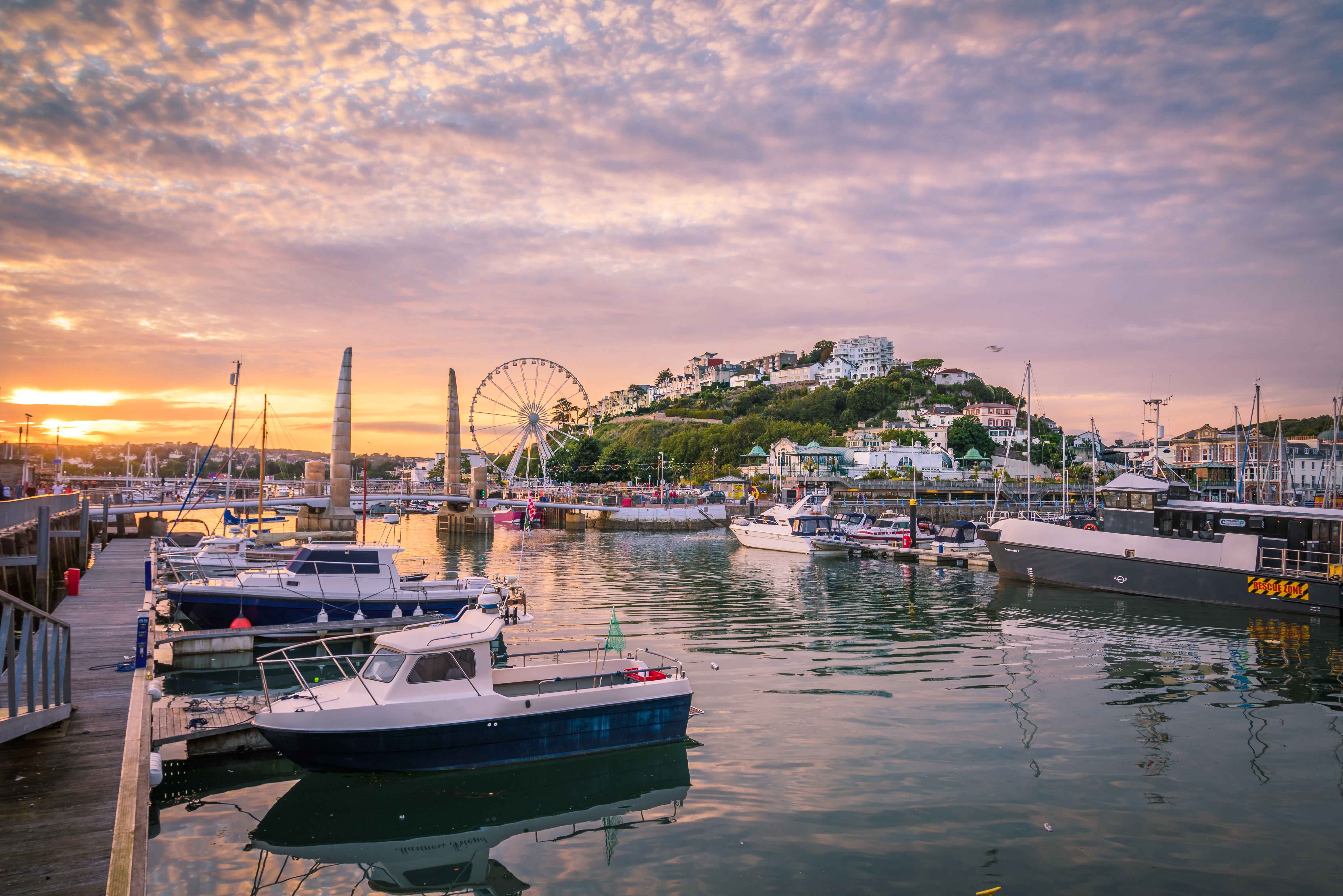 Solnedgang over marinaen i Torquay i England.